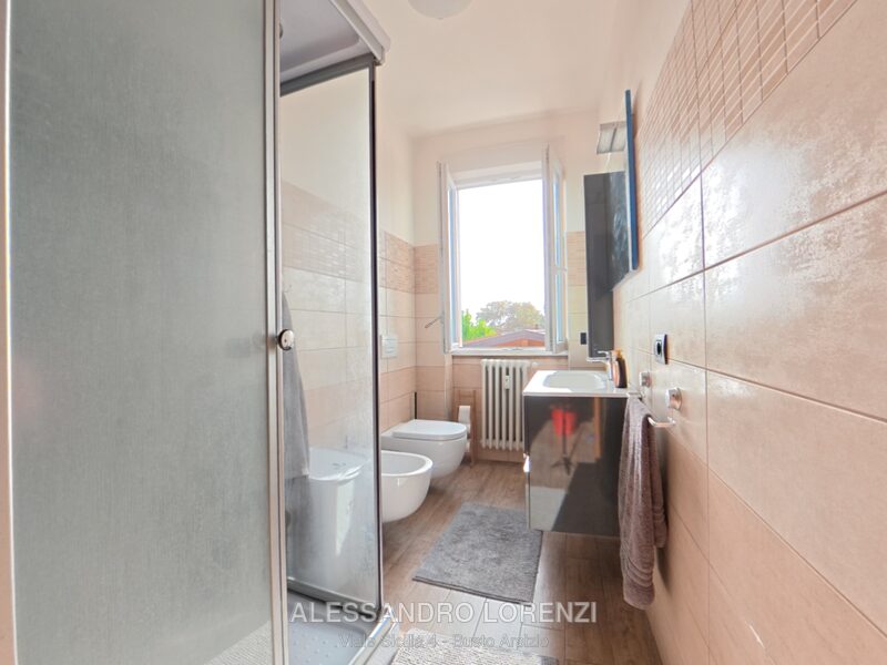 Bagno con mobile lavabo sospeso e specchio contenitore