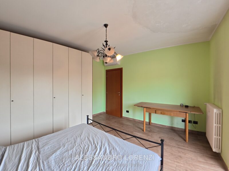 Camera da letto con armadio a muro e scrivania