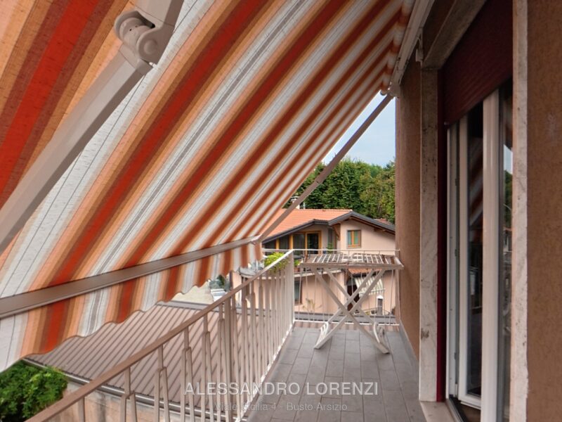 Balcone della camera da letto con tenda da sole