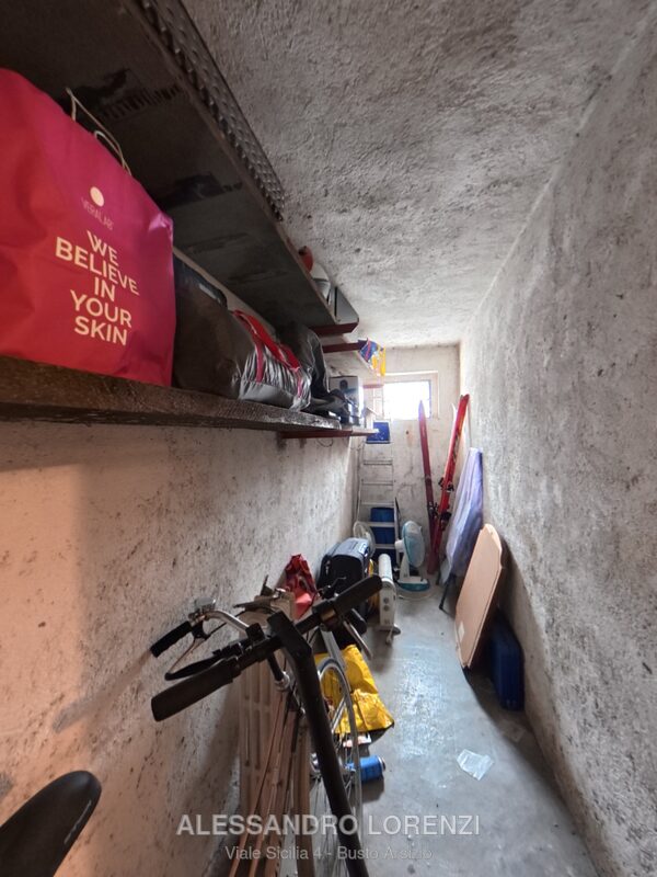 Cantina con spazio per biciclette, sci e attrezzatura sportiva