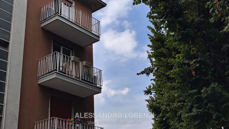 Facciata del condominio anni '70 con balconi