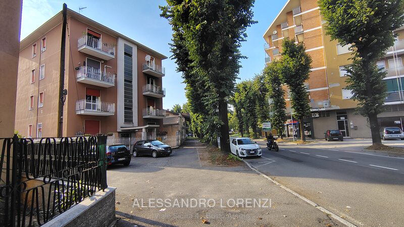 Vista della strada alberata su cui si affaccia il condominio