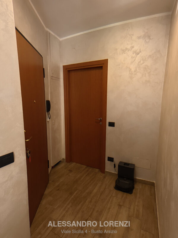Ingresso con porta blindata e porta di un ripostiglio