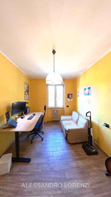Studio con scrivania, divano letto e finestra